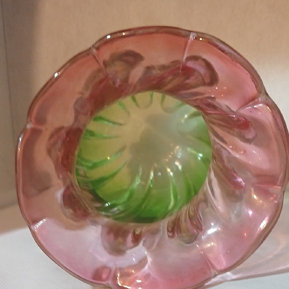 Elegant Pink and Green Glass Vase - Picture 2 of 6